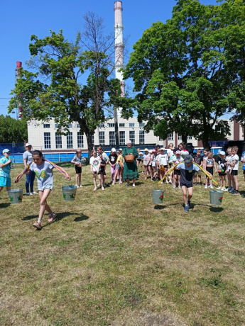 Зазвенел теплом июнь - Здравствуй, праздник «Сабантуй»!  Сегодня на открытой площадке спортивной школы «Электрон» прошла познавательно-игровая программа «Весёлый Сабантуй» для детей спортивно-оздоровительного лагеря.